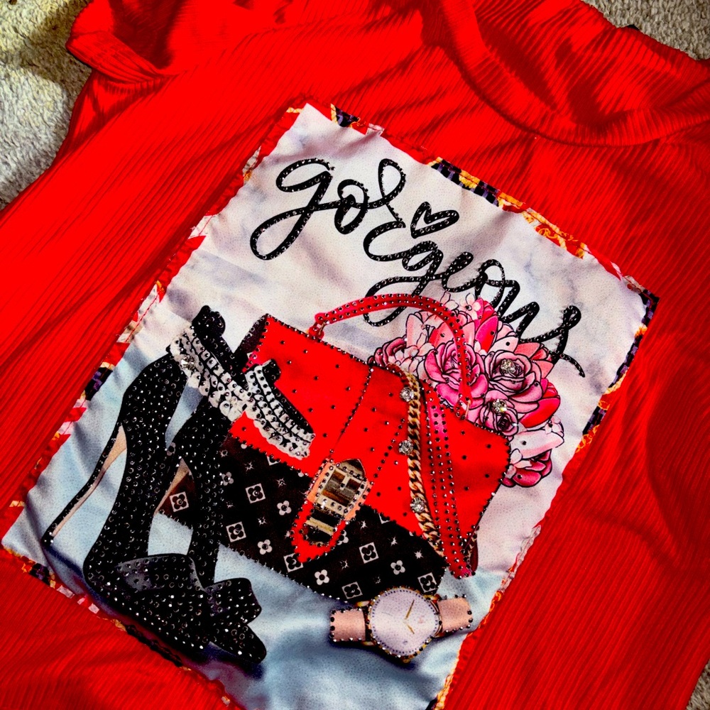 It’s red, black letters, sparkly diamonds, and it has a really nice shine to it!